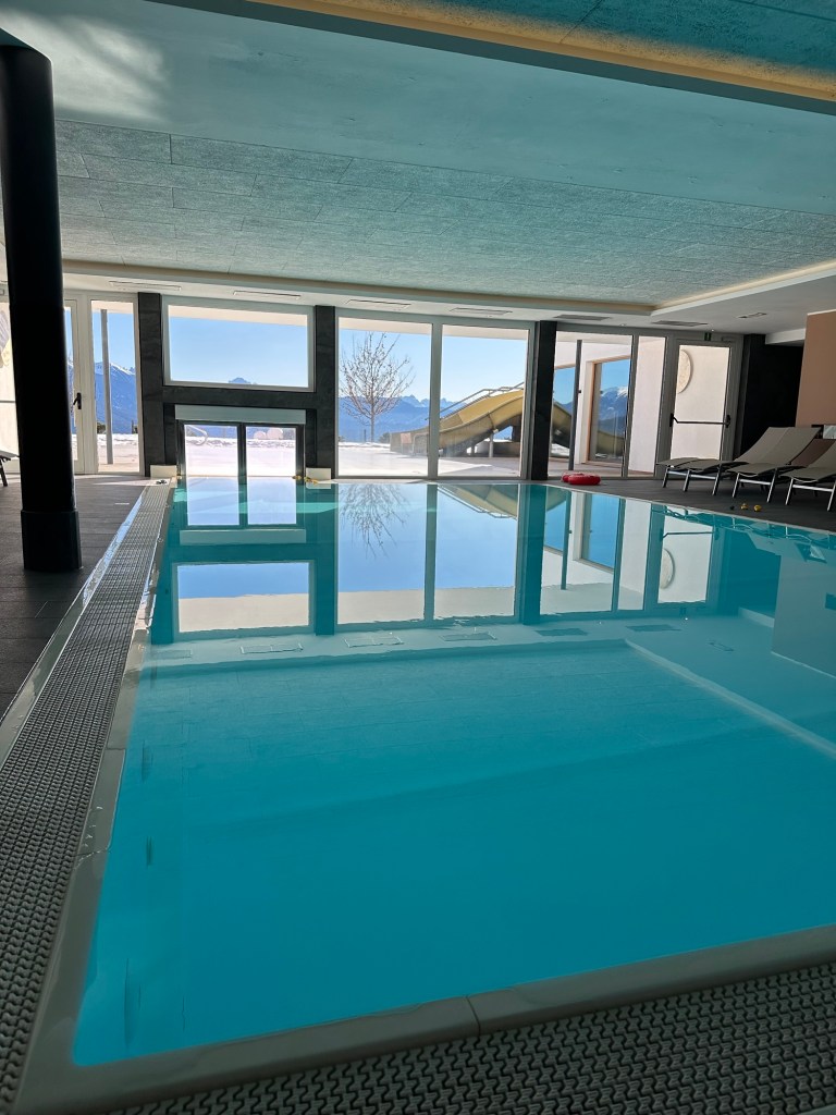 Piscina coperta con accesso diretto alla piscina esterna con idromassaggio, riscaldate